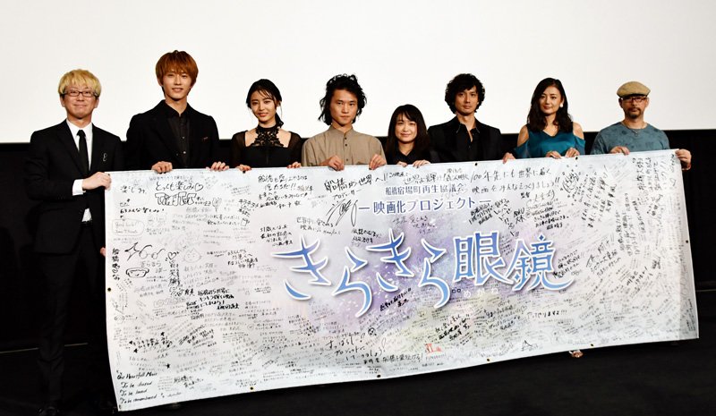 映画の公開初日に舞台あいさつをする犬童監督（左）と森沢さん（右）＝９月７日、船橋市

