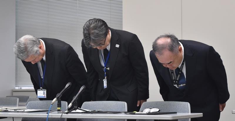 わいせつ事案を起こした教諭の処分を受け、謝罪する大木実教育次長（中央）ら＝６日、千葉県庁
