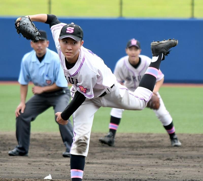 流通経大柏－佐倉　１２奪三振で完投した佐倉の斎藤正。奥は弟の斎藤孝＝ナスパ
