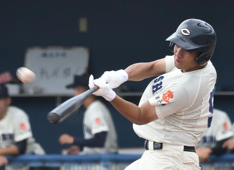 銚子商－西武台千葉　４回裏銚子商１死一、二塁、椿が逆転の右越え３点本塁打を放つ＝１７日、市原市のゼットエーボールパーク