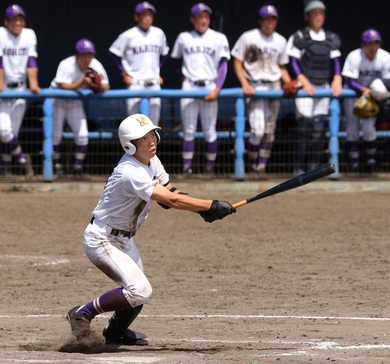 暁星国際－成田　８回裏成田２死満塁、十津川が右翼線へ走者一掃の三塁打を放つ＝ナスパ
