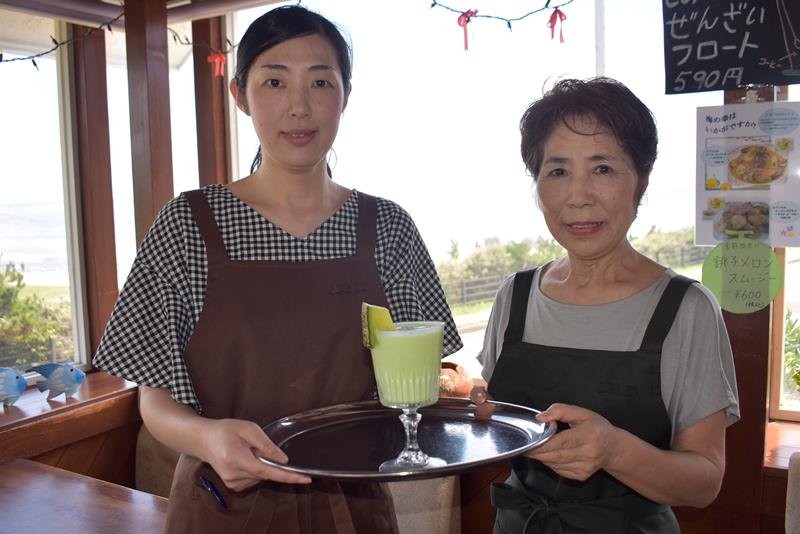 銚子メロンスムージーを紹介するオーナーの鈴木てる子さん（右）と次女の利衣子さん＝銚子市の君ケ浜ベイハウス
