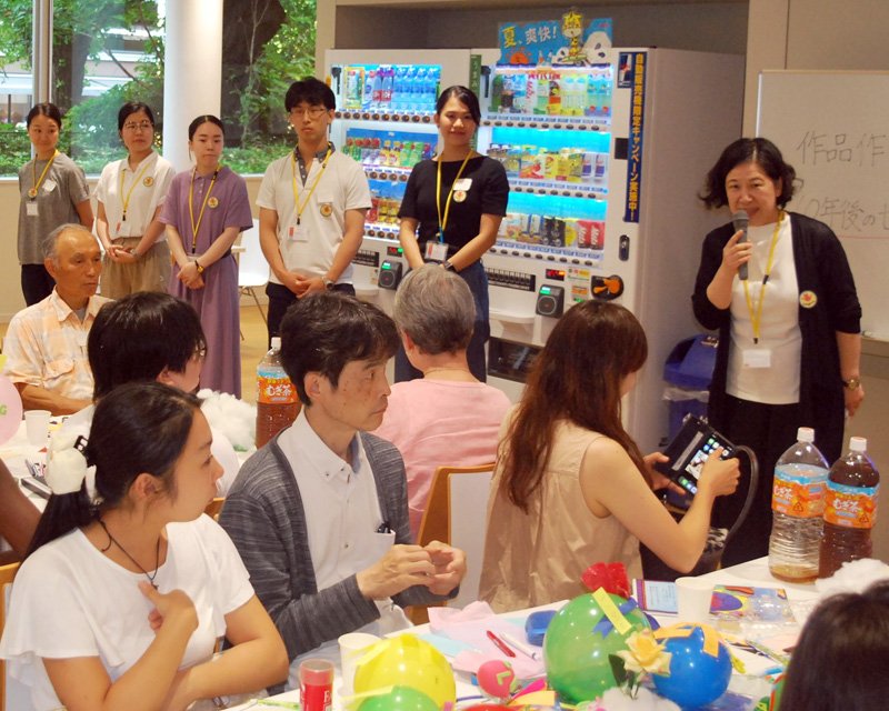 シンポジウムを企画し、戦争体験の継承へ思いを新たにした北川さん（右奥）＝東京都渋谷区
