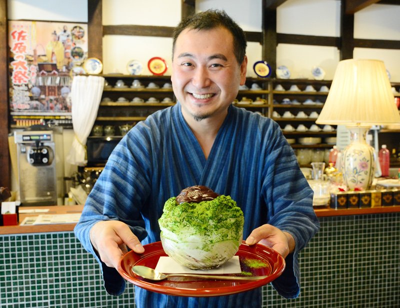 「宇治金時の御氷」を紹介する松本さん＝香取市の茶屋花冠本店
