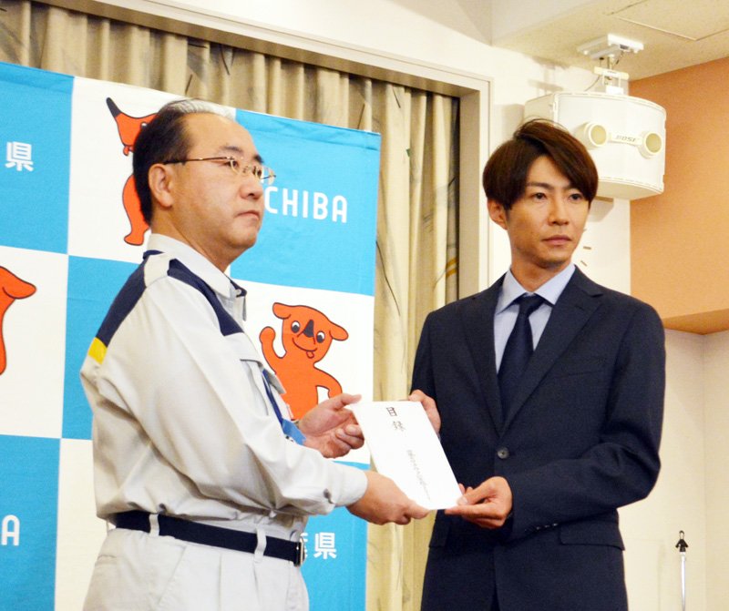 台風１５号被災者への義援金の目録を託した嵐の相葉雅紀さん（右）＝２４日午前、県庁
