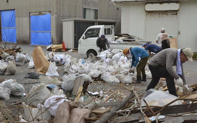 台風１５号で発生した災害ごみの集積所＝２８日、富津市
