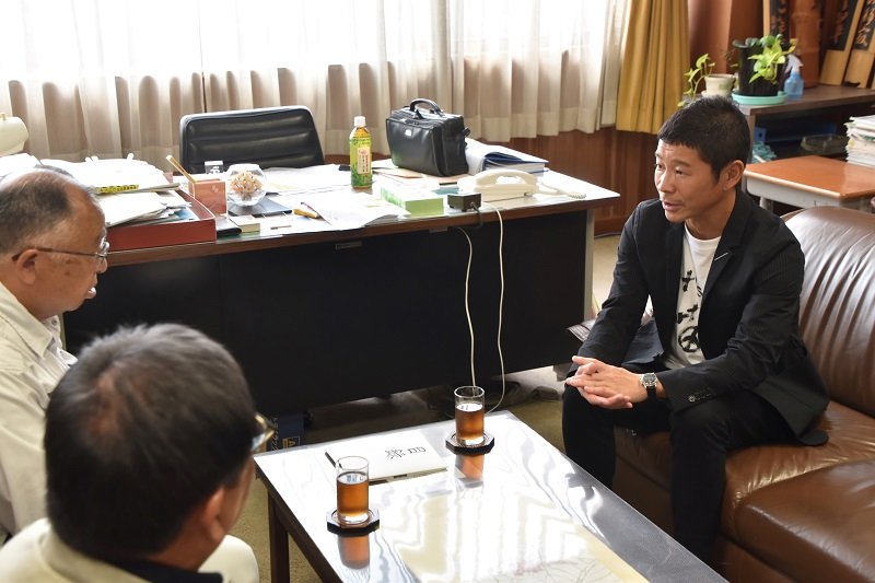 白石町長（左）に寄付金を手渡した前澤さん＝３０日正午ごろ、鋸南町役場