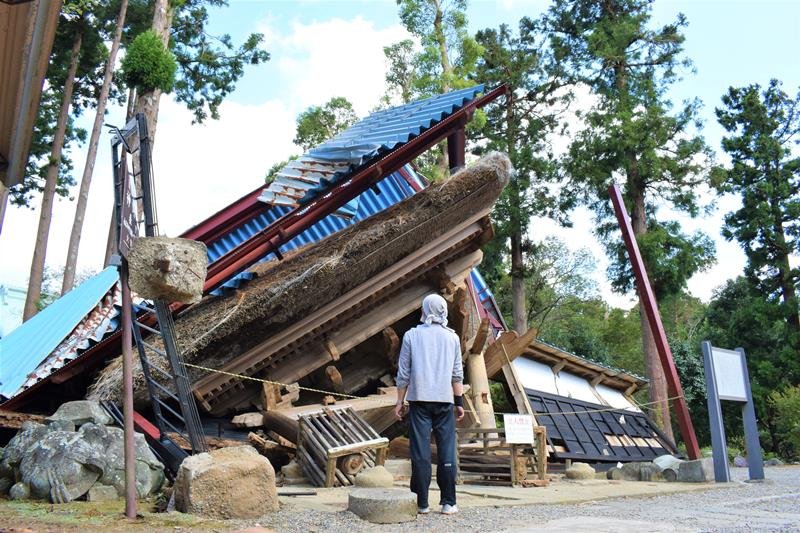 台風１５号で倒壊した神野寺の表門＝２０日午前１０時半ごろ、君津市鹿野山