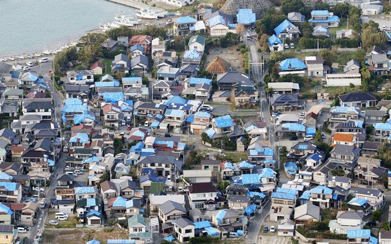 台風１５号による被害で屋根が損傷し、ブルーシートが掛けられた多数の住宅＝１５日午後５時１３分、鋸南町（共同通信社ヘリから）