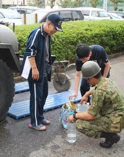 停電の影響で自宅で水が出なくなった多くの市民が給水に訪れた＝９月１４日午前１０時４０分ごろ、八街市役所