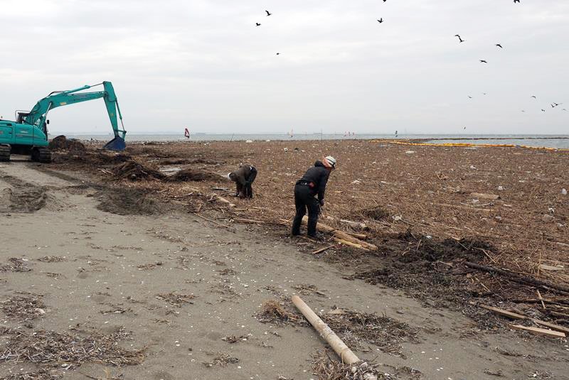 海岸沿いを埋めた大量の漂着ごみの撤去作業＝２４日午後２時半ごろ、富津市富津