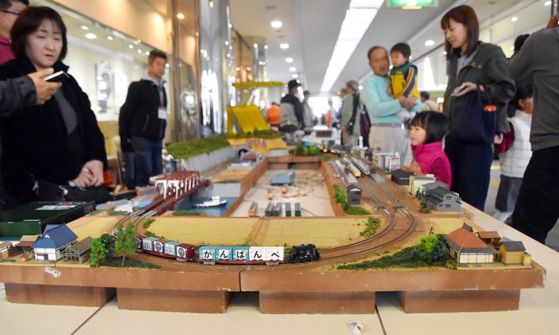 Ｘ　ＪＡＰＡＮ名曲発車メロディーに　ゆかりの館山駅１００周年で　Ｎゲージや記念ロゴ展示も
