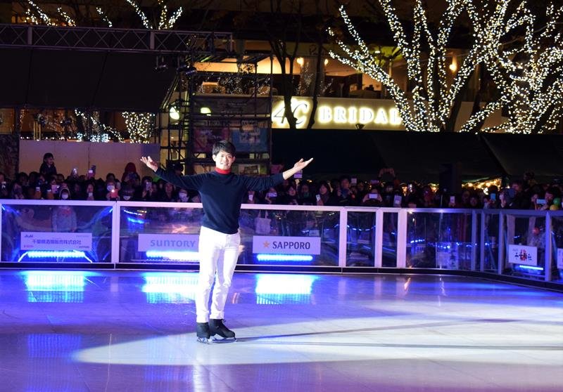 スケートリンクで華麗な滑りを披露する小塚さん＝３０日夜、千葉市中央区の中央公園
