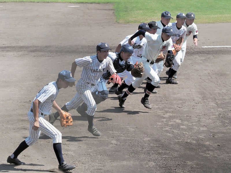 安房拓心ー６連合　試合開始へ駆け出す連合ナイン＝長生の森
