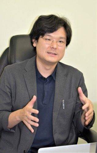 「ＣＯＣＯＡ」の感染拡大抑制効果について説明する大前助教＝習志野市の日大生産工学部
