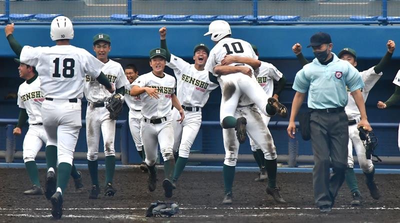 専大松戸―千葉学芸　１６回裏専大松戸１死満塁、石神のスクイズで奥田（１０）がサヨナラのホームを踏み、喜ぶ専大松戸ナイン＝県総合ＳＣ