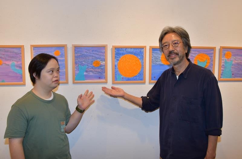 作品を共作した大野さん（右）と黒川さん＝松戸市

