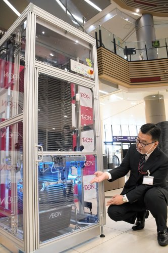 新型コロナウイルス対策でイオンスタイル幕張新都心に導入された買い物かご自動除菌装置。子どもたちにも愛着を持ってもらおうと「ジョキンザウルス」と名付けた＝３０日、千葉市美浜区