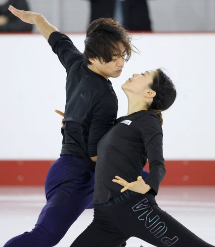 高橋大輔選手ら滑り初め　通年型アイススケート場完成　船橋