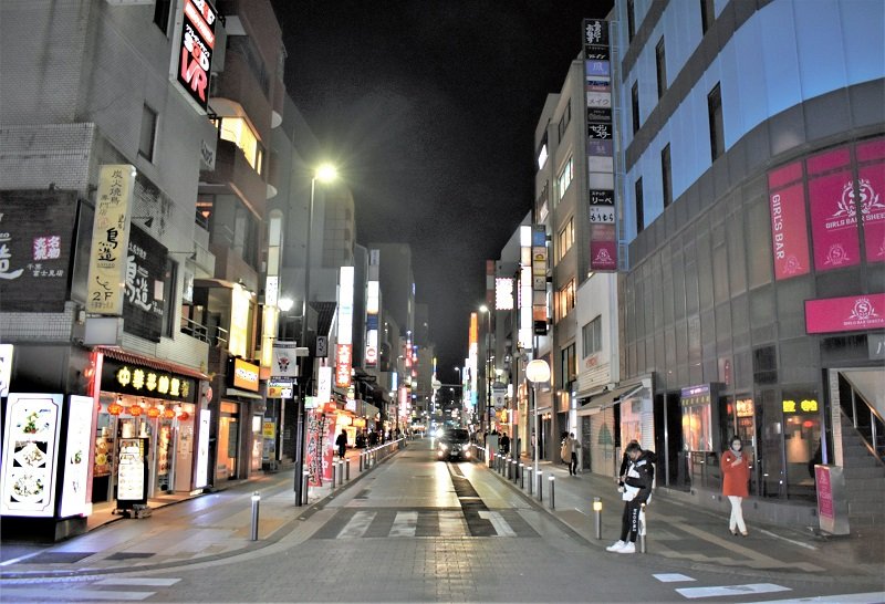「臨時休業」の張り紙が目立ち閑散とした繁華街＝８日午後７時半、千葉市中央区