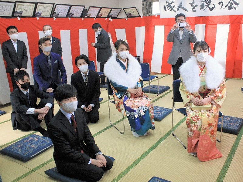 中学時代の恩師のビデオレターに「懐かしい」と目を細める新成人＝１１日、千葉市中央区