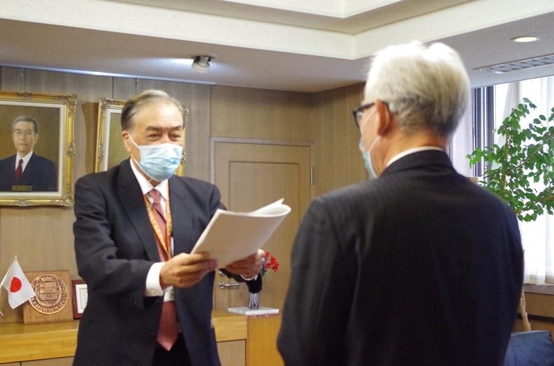 井上副市長に回答書を手渡す増田理事長＝１５日、東金市役所
