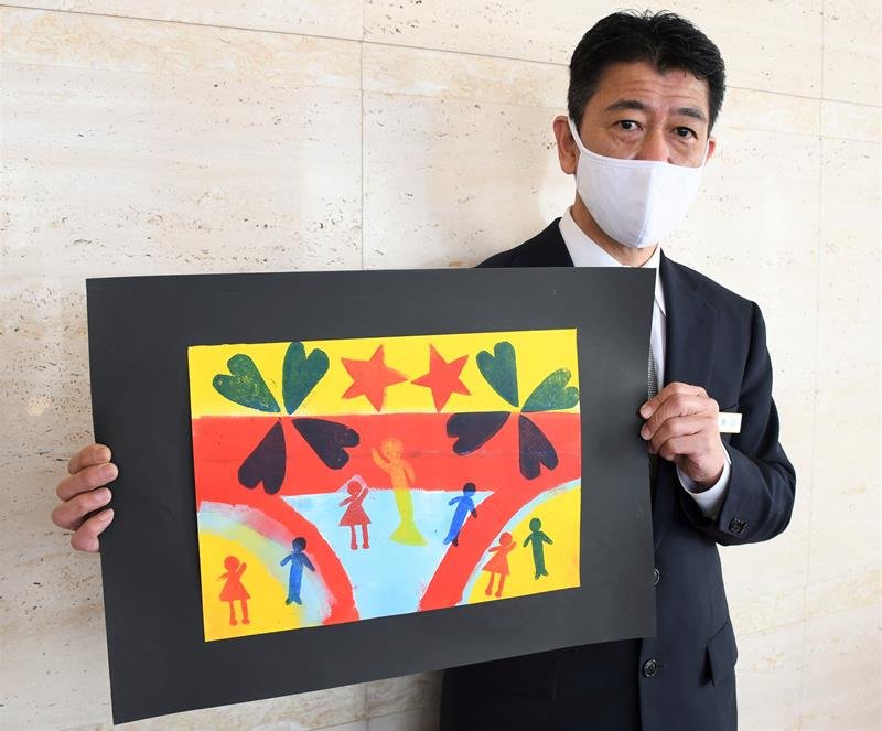 県立四街道特別支援学校の生徒が描いた作品を紹介する原口さん＝千葉市中央区のホテルポートプラザちば