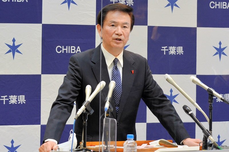 緊急事態宣言が延長される見通しになったことを受け会見に応じる森田知事＝１日、県庁