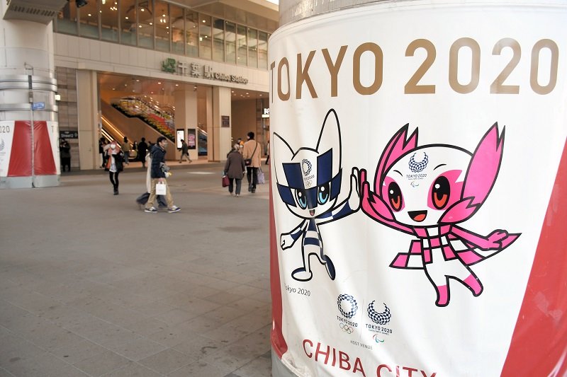 東京五輪・パラの開催都市となる千葉市のＪＲ千葉駅前には機運醸成に向けた横断幕が掲げられている＝１１日午後０時５５分ごろ、千葉市中央区