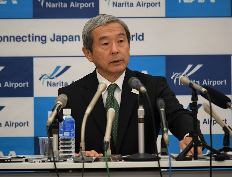 記者会見するＮＡＡの田村社長＝２５日、ＮＡＡ本社