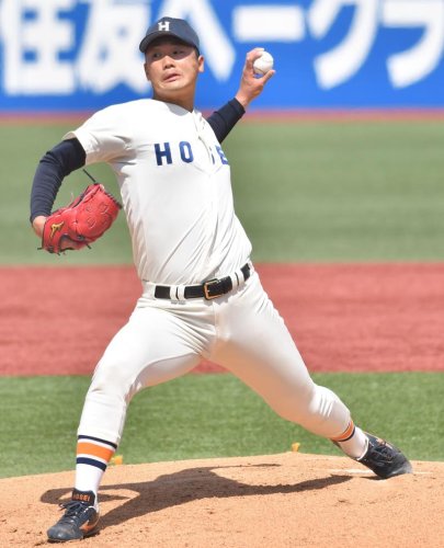 ３日に行われた明治安田生命との社会人対抗戦で投げる法大の山下輝＝神宮

