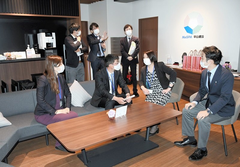 ＪＲ成田駅前にできた「シェアスペースＧＡＫＵＹＡ」。利用客同士が交流できる＝７日、成田市花崎町