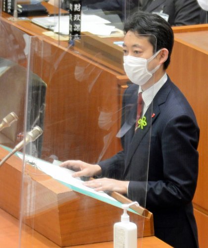 臨時県議会で就任あいさつと所信表明演説を行う千葉県の熊谷知事＝２０日、本会議場