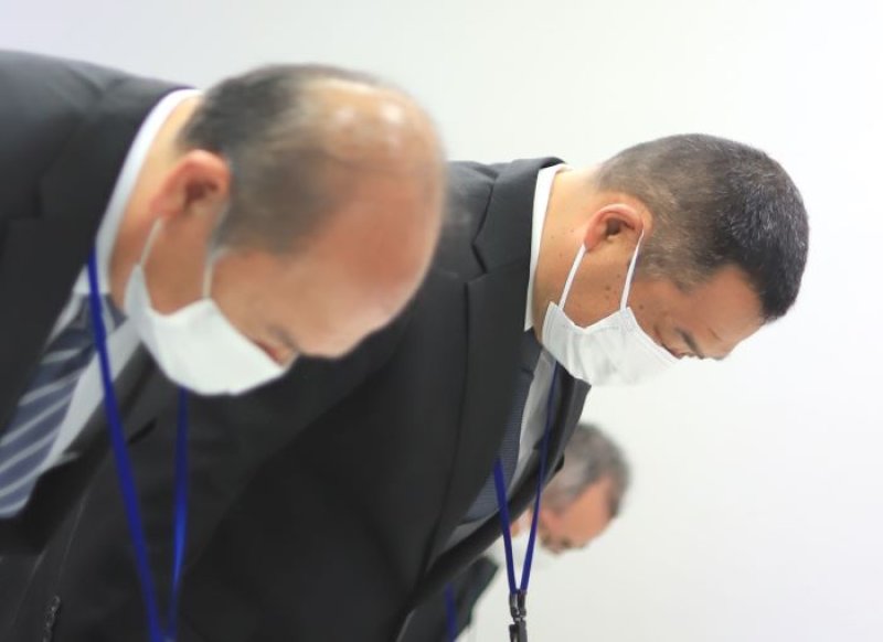 ４人の懲戒処分を受けて謝罪する県教委の幹部ら＝２１日、県庁