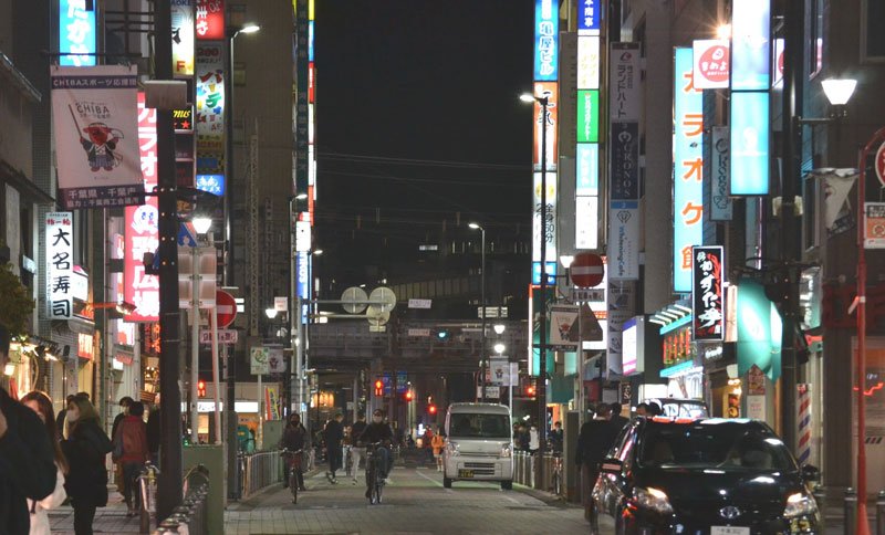 まん延防止等重点措置の対象に追加される方針が示された千葉市の繁華街＝２３日午後７時５０分ごろ、同市中央区
