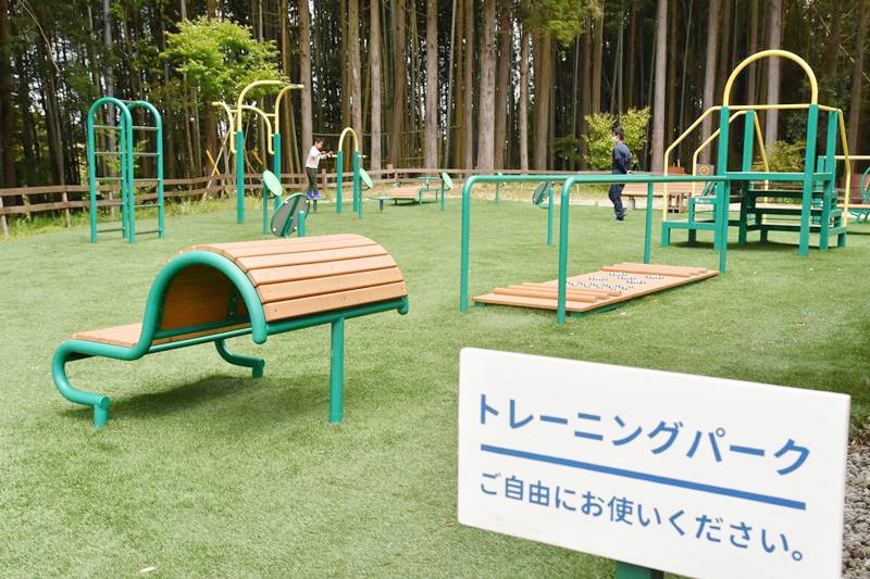 自由に使える健康器具があるトレーニングパーク＝いすみ市大野
