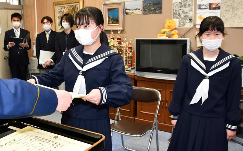 感謝状を受け取った沢永さん（左）と大橋さん＝２６日午後、千葉市中央区の同市立葛城中学校
