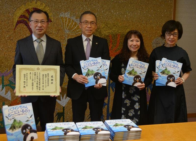 翻訳した絵本を寄贈した寺田さん（左）＝船橋市役所
