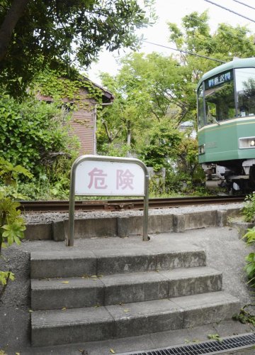 小学生が江ノ島電鉄の電車にはねられた事故現場＝神奈川県鎌倉市（共同）
