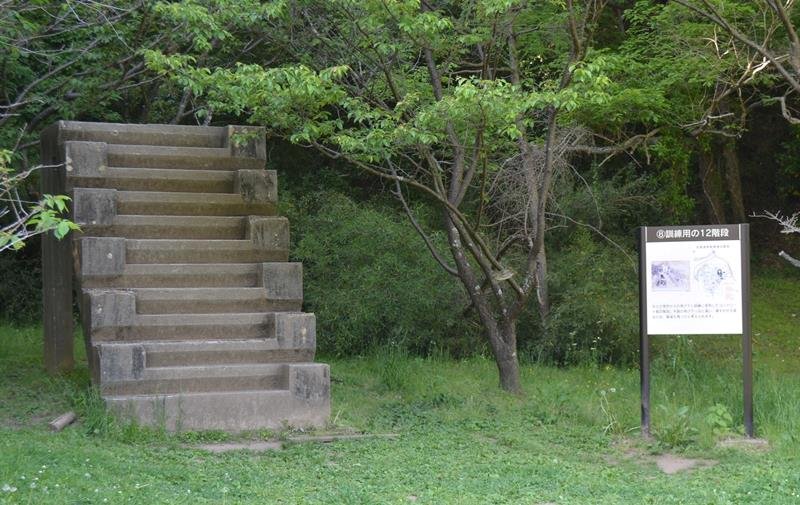 佐倉城址公園内にある兵士の訓練用に使われたとされるコンクリート製の階段＝佐倉市

