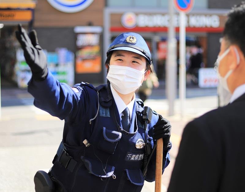 津田沼駅前交番周辺で地理案内をする水谷さん＝習志野市
