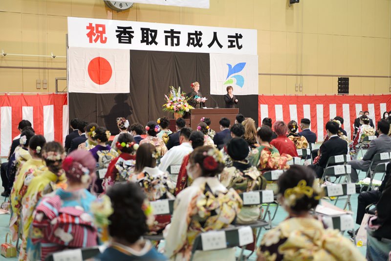 二十歳の抱負を述べる新成人＝２日、香取市の香取市民体育館
