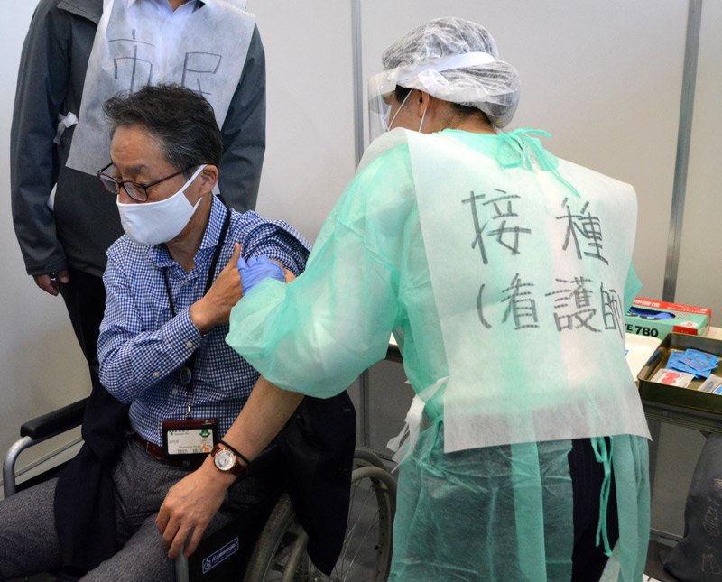 習志野市が行ったワクチン接種の模擬訓練＝６日、市袖ケ浦体育館
