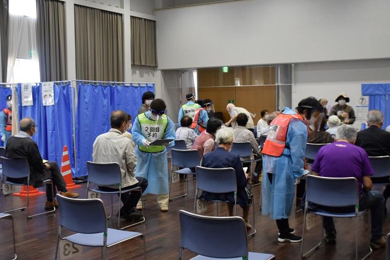 接種後の経過観察で待機する市民ら。２回目接種の予約も行われた＝９日、銚子市
