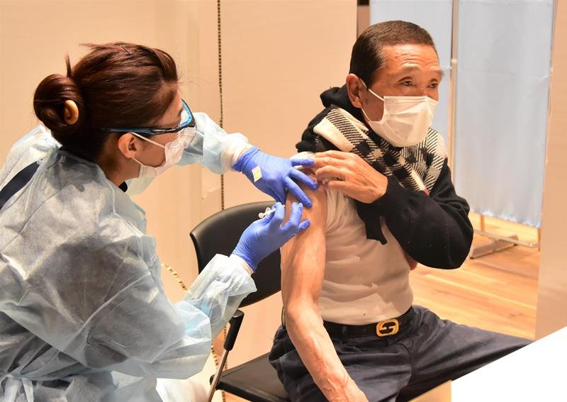 新型コロナワクチンの接種を受ける男性＝１１日、勝浦市