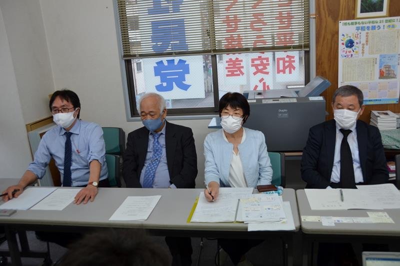 記者会見する社民党県連合の（左から）阿部副代表、中村幹事長、工藤代表、鈴木副代表＝１６日、同党県連合事務所