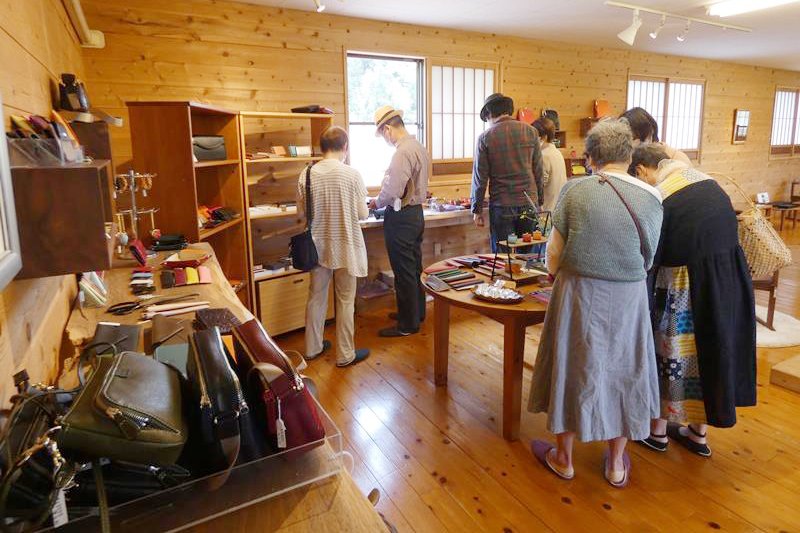職人の技を堪能できる逸品が並ぶ「にっぽんの手わざ展」＝長南町のギャラリー大谷家具製作所