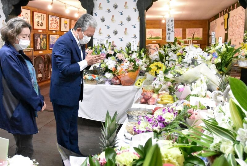 １６日に死んだ雌のアジアゾウ「プーリー」と「ミニスター」の冥福を祈り手を合わせる小出市長（右）＝１９日、市原ぞうの国