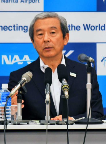 記者会見する田村社長＝２７日、ＮＡＡ本社
