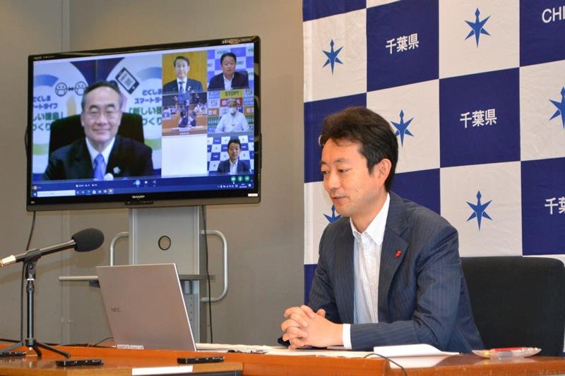 全国知事会の新型コロナウイルス緊急対策本部会議に参加した熊谷俊人知事＝２９日、千葉県庁
